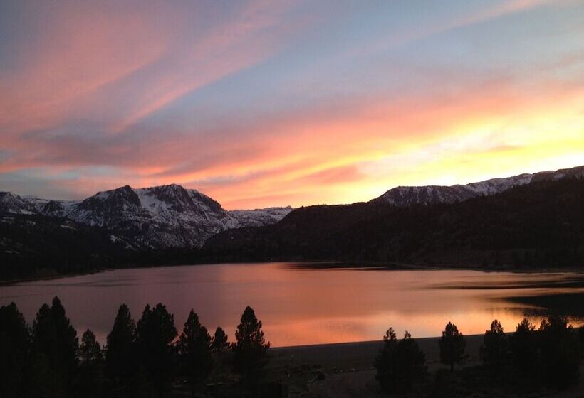 호텔 June Lake Villager