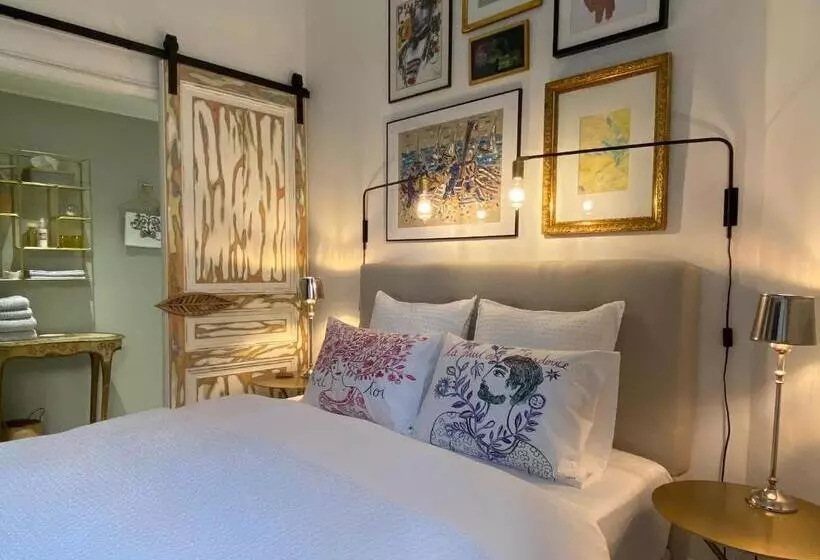 Majatalo Un Palmier à Sa Fenêtre