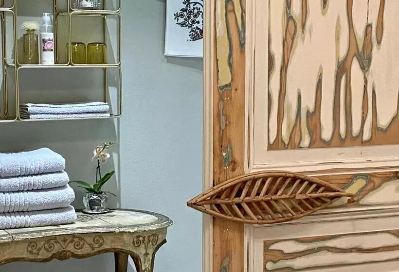 Majatalo Un Palmier à Sa Fenêtre