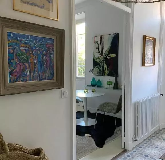 Majatalo Un Palmier à Sa Fenêtre