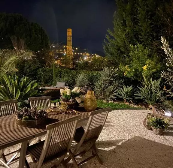 Majatalo Un Palmier à Sa Fenêtre