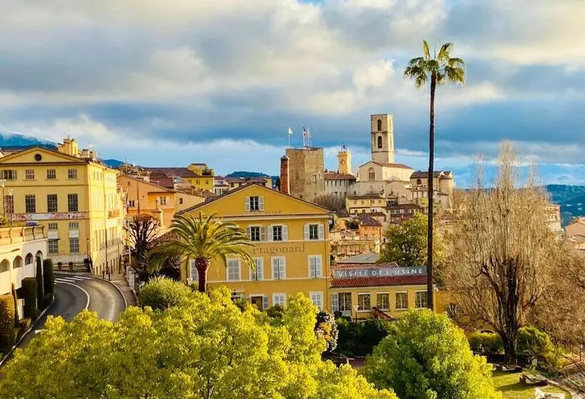 Majatalo Un Palmier à Sa Fenêtre