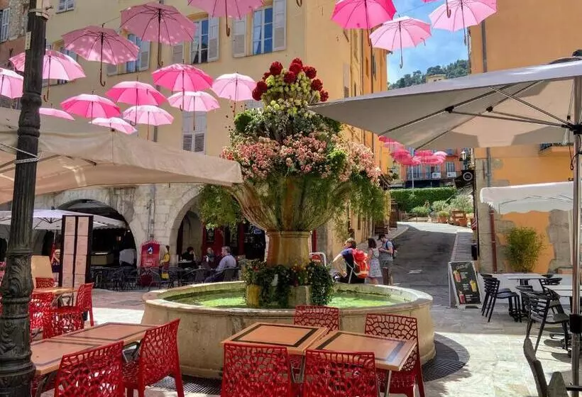 Majatalo Un Palmier à Sa Fenêtre