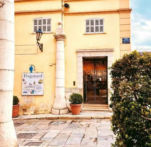 Majatalo Un Palmier à Sa Fenêtre