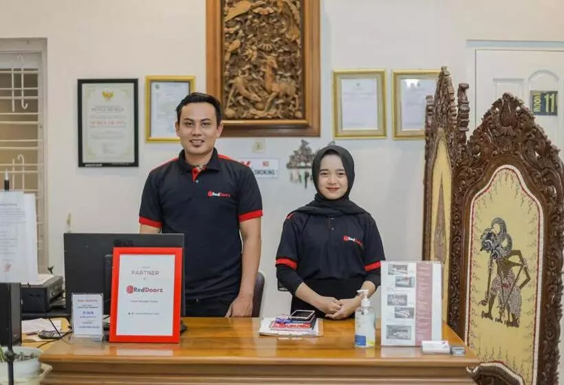 Hotelli Reddoorz Plus At Swun Stay Raya Langsep