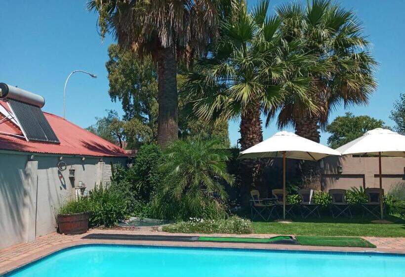 פנסיון 75 On Milner Lodge