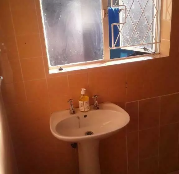 Majatalo Kuyasa Guesthouse