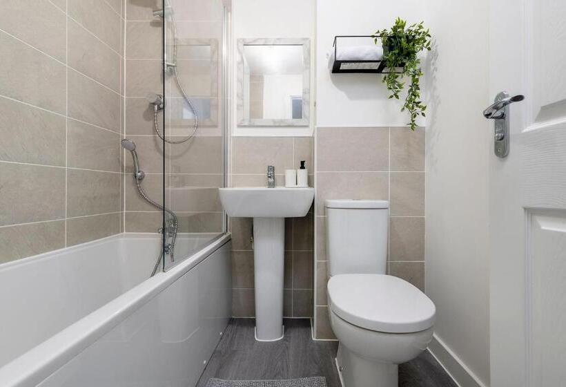 פנסיון The Holt Ideal For Contractors 2 Bedrooms Parking