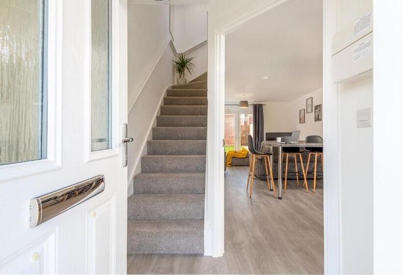 פנסיון The Holt Ideal For Contractors 2 Bedrooms Parking