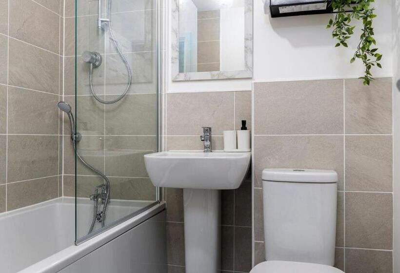 פנסיון The Holt Ideal For Contractors 2 Bedrooms Parking