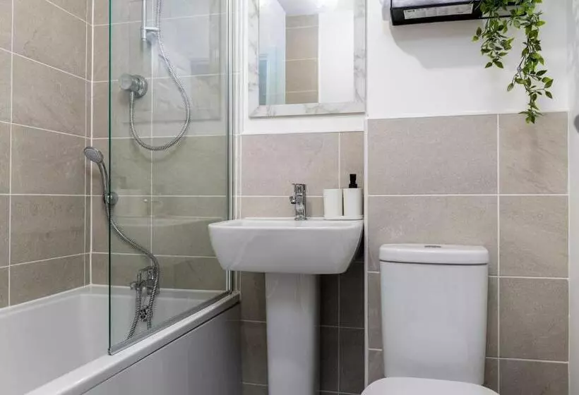 ペンション The Holt Ideal For Contractors 2 Bedrooms Parking