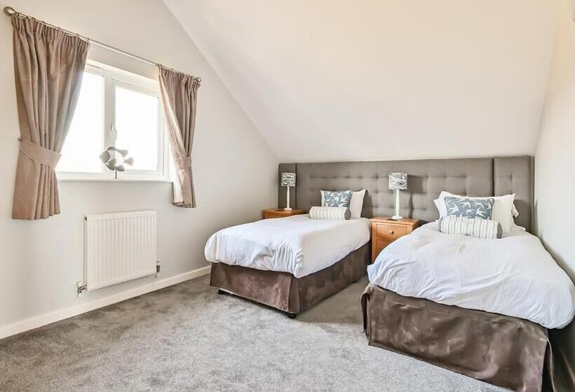 Swallow Lodge With Hot Tub, Dogs Welcome Sleeps 8, Great Resort Facilities