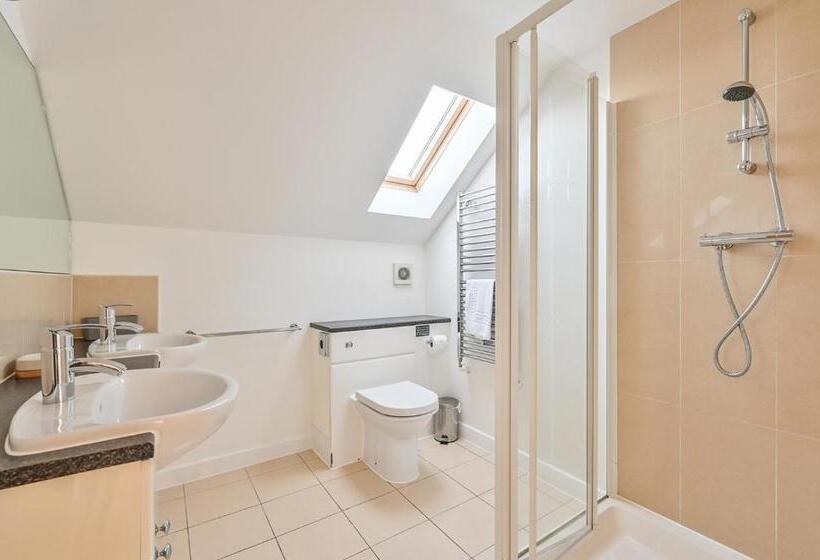 Swallow Lodge With Hot Tub, Dogs Welcome Sleeps 8, Great Resort Facilities