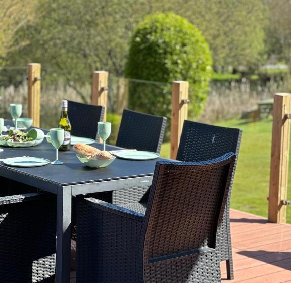 Swallow Lodge With Hot Tub, Dogs Welcome Sleeps 8, Great Resort Facilities