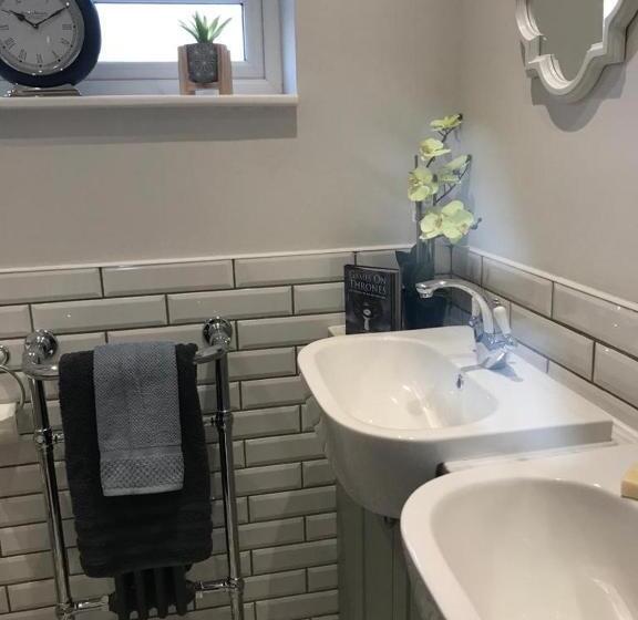 پانسیون The Tollhouse