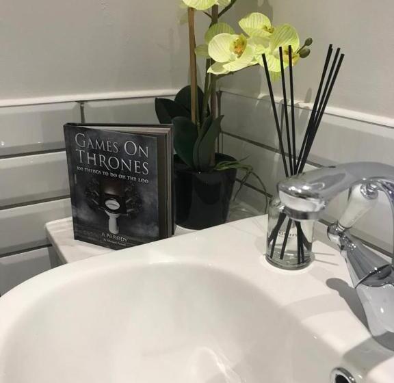 پانسیون The Tollhouse