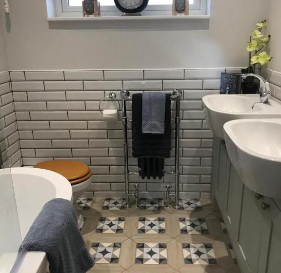 پانسیون The Tollhouse