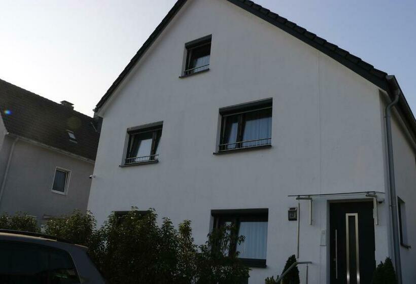 호스텔 Rooms In Düsseldorf Near The Airport/fair