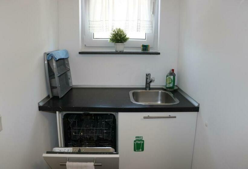 호스텔 Rooms In Düsseldorf Near The Airport/fair