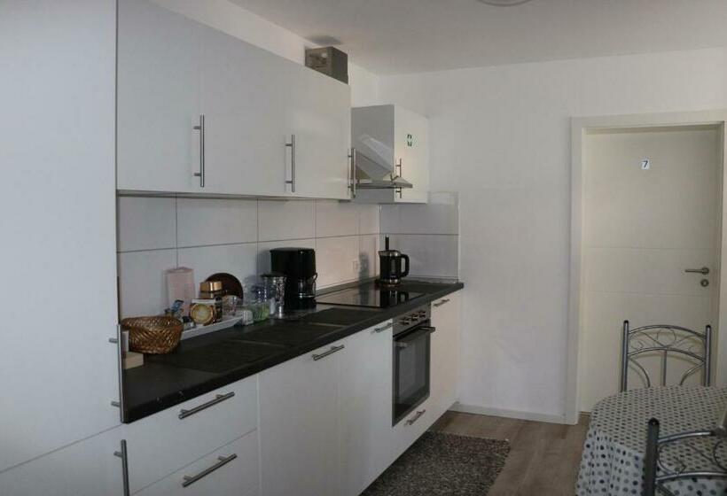 호스텔 Rooms In Düsseldorf Near The Airport/fair