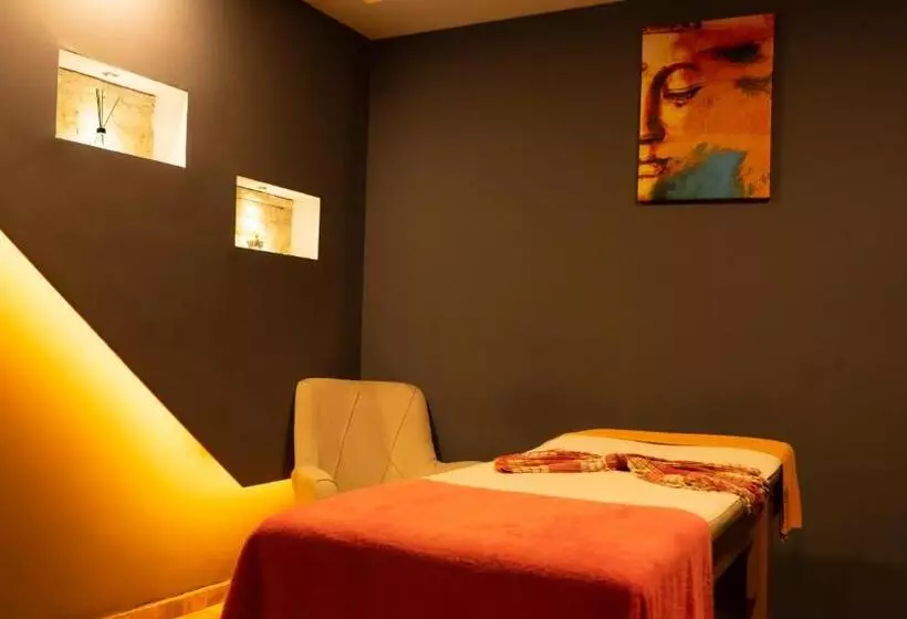 Mox Hotel Wellness & Spa