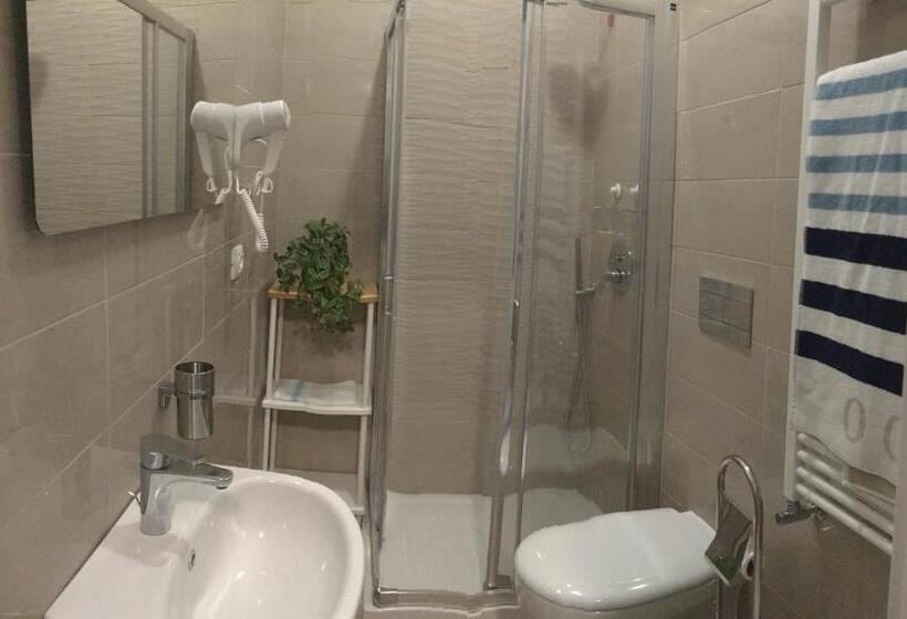 پانسیون Albamare