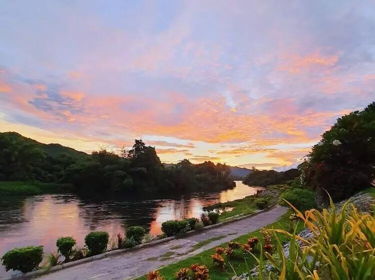 فندق Aekpailin River Kwai Resort