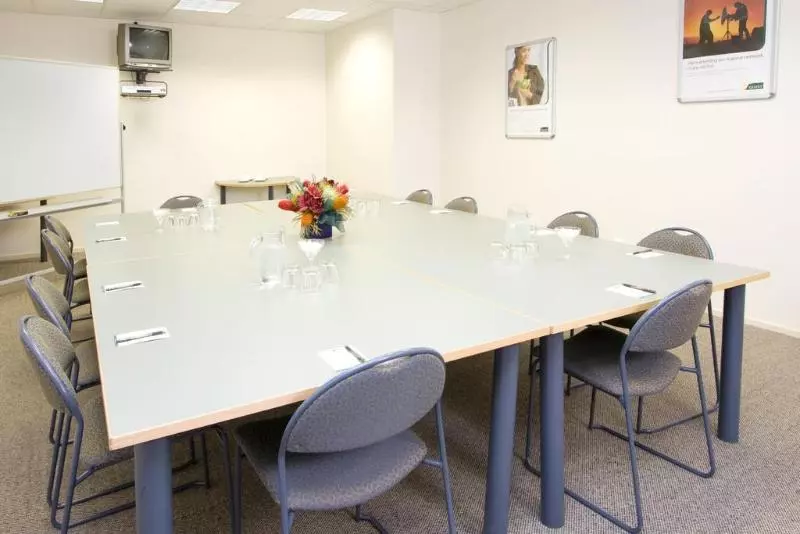 Отель Quest On Johnston Serviced Apartments