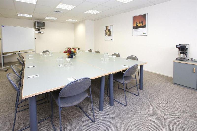 Отель Quest On Johnston Serviced Apartments