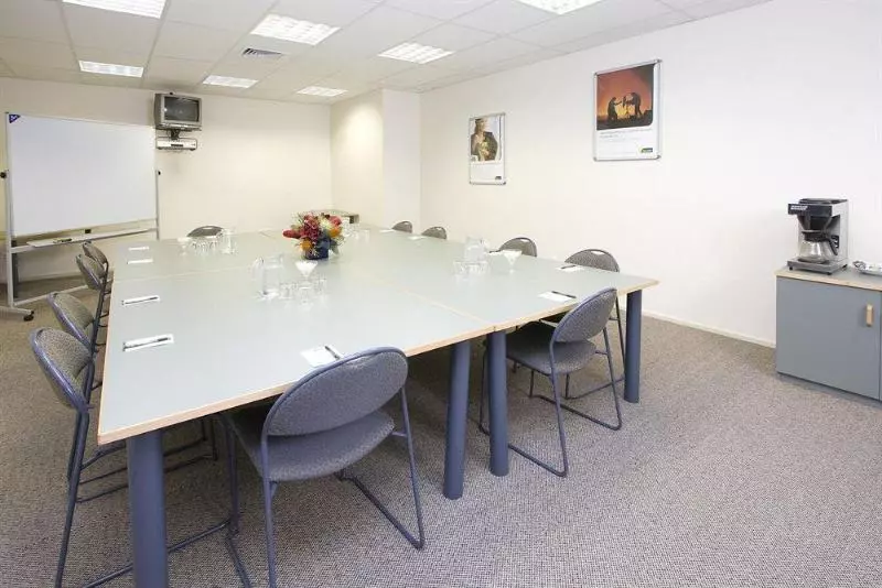 Отель Quest On Johnston Serviced Apartments