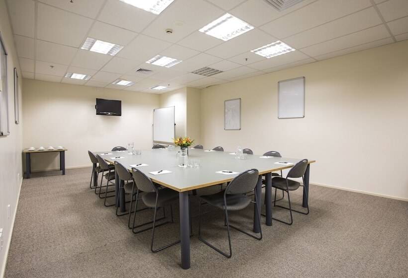 Отель Quest On Johnston Serviced Apartments