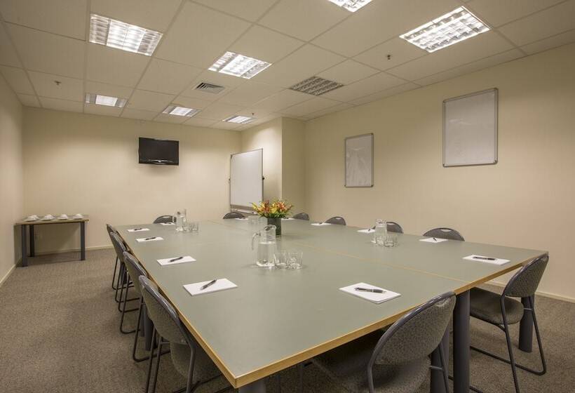 Отель Quest On Johnston Serviced Apartments