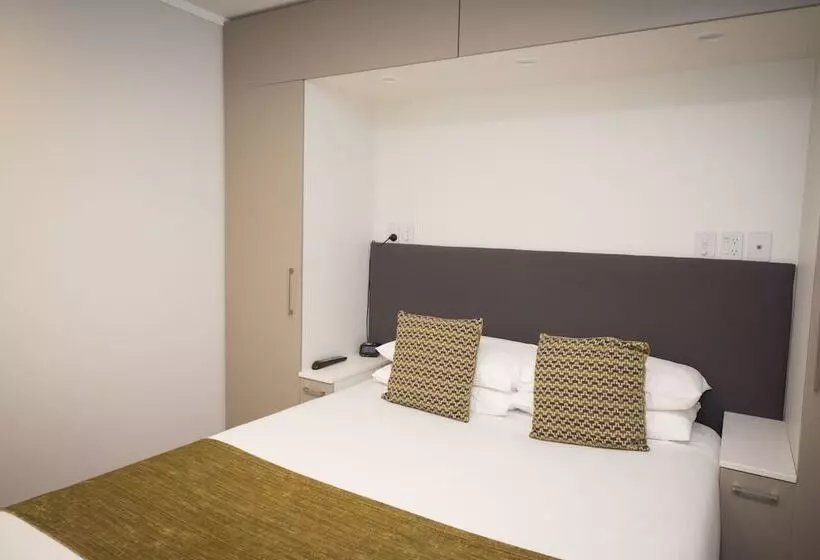 Отель Quest On Johnston Serviced Apartments