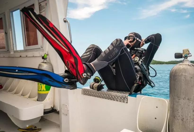 هتل Splash Inn Dive Resort & Villas