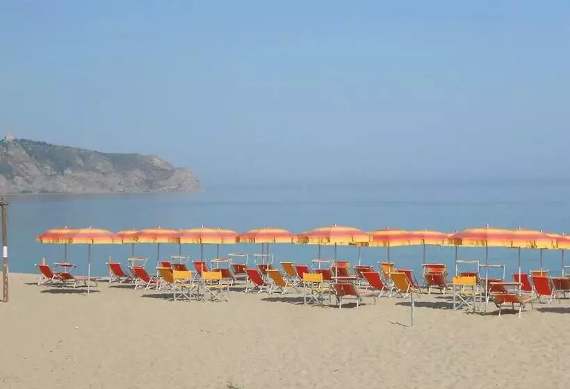 Hotelli Tindari Village Camping