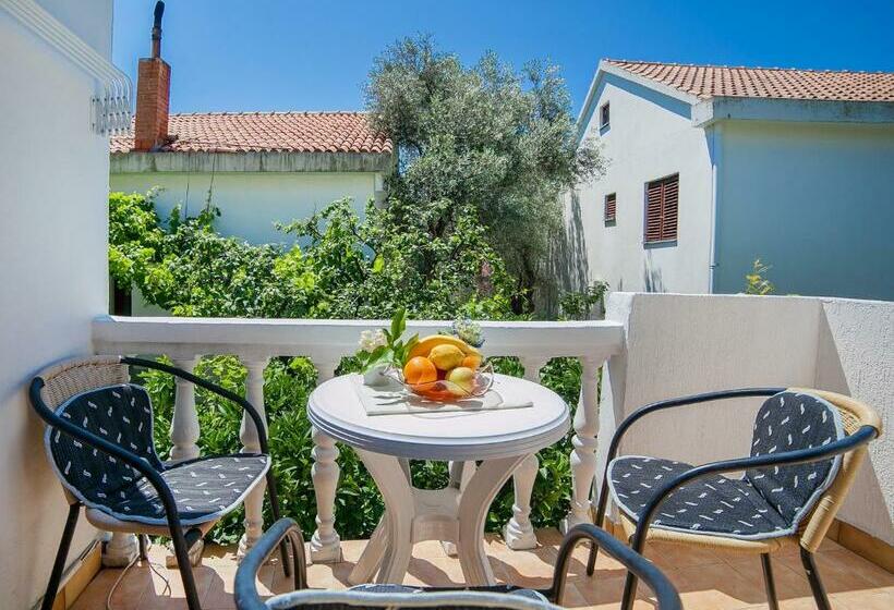 پانسیون Rooms Garden