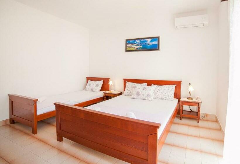 پانسیون Rooms Garden