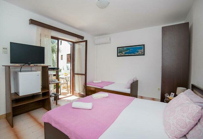 پانسیون Rooms Garden