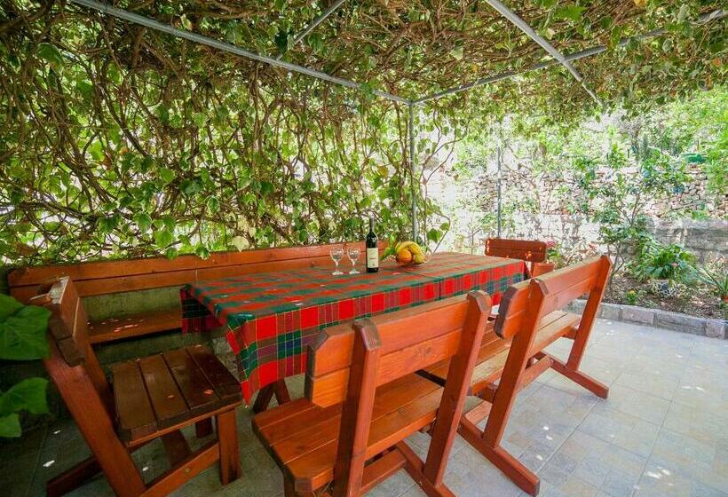 پانسیون Rooms Garden