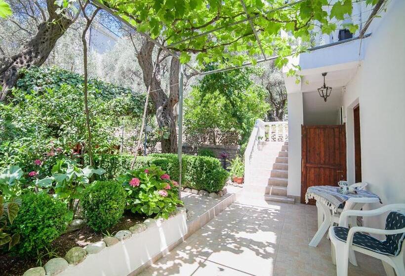 پانسیون Rooms Garden