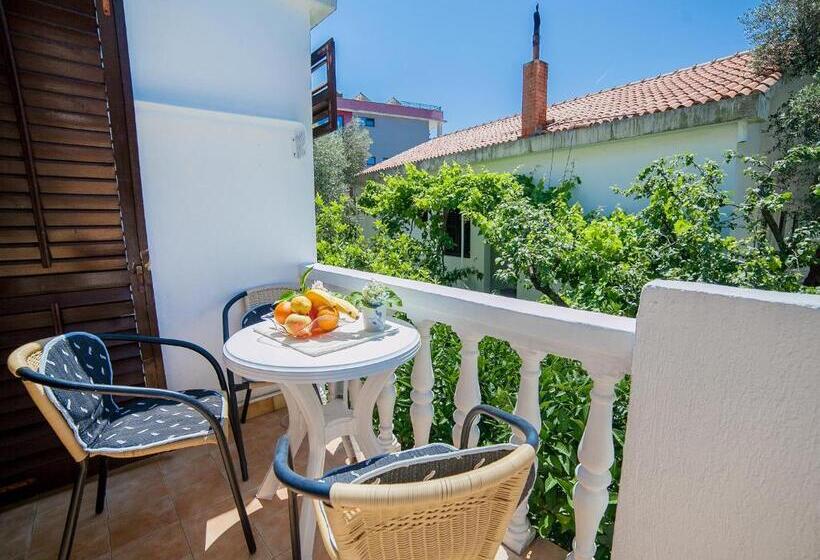 پانسیون Rooms Garden