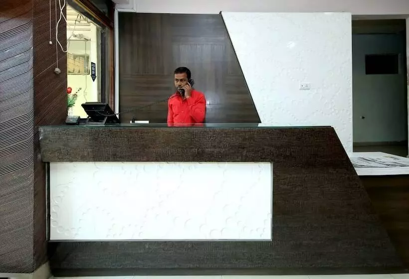 Hotelli Raja By Oyo Rooms