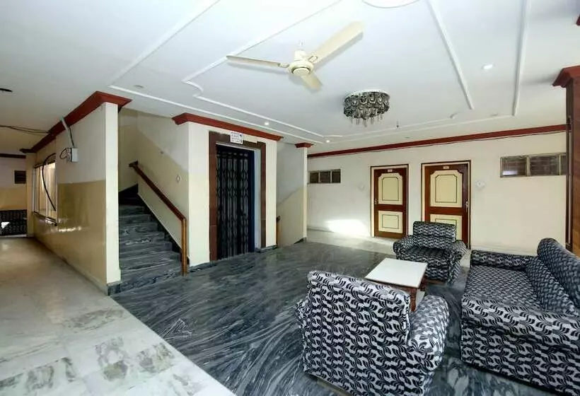 Hotelli Raja By Oyo Rooms