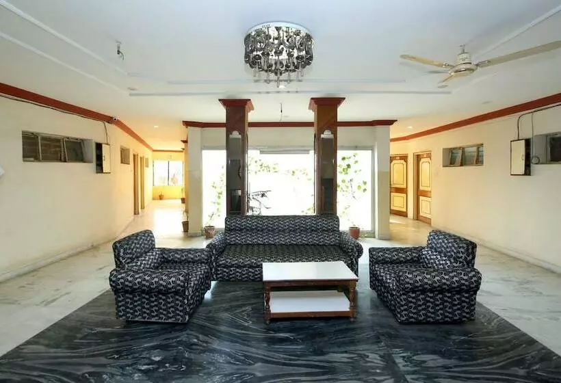 Hotelli Raja By Oyo Rooms