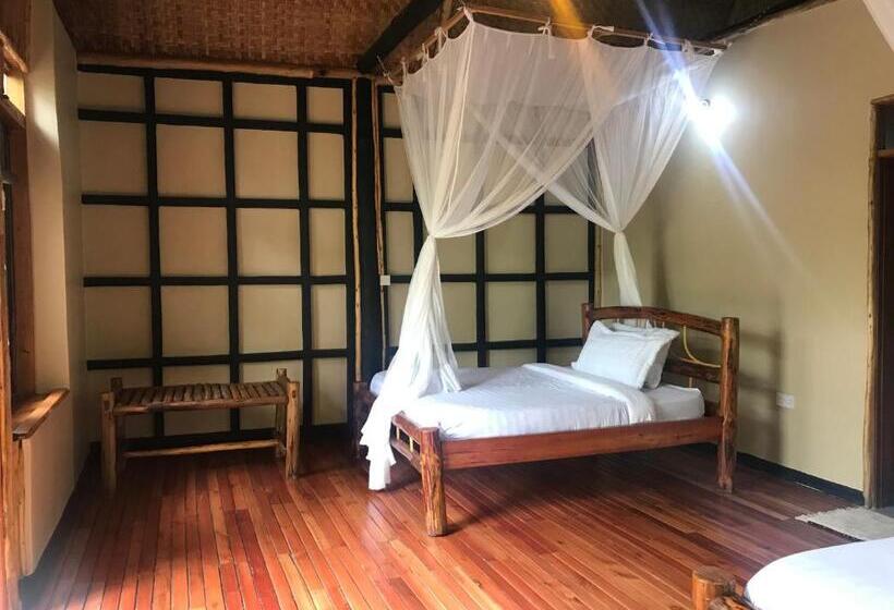 هتل Enshama Game Lodge And Campsite