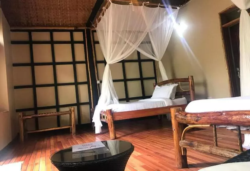 هتل Enshama Game Lodge And Campsite