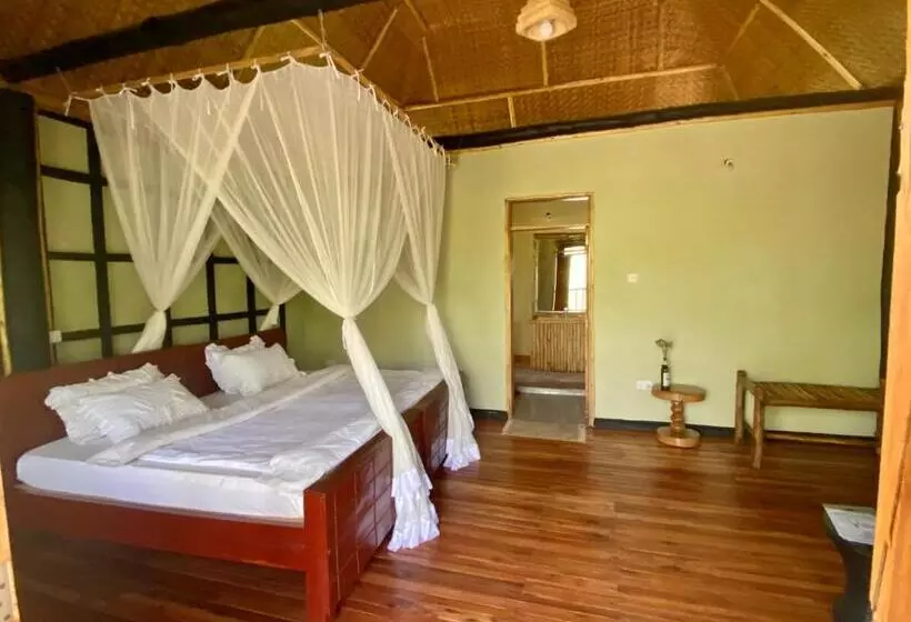 هتل Enshama Game Lodge And Campsite