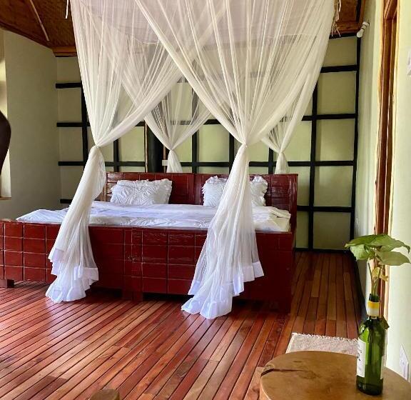 هتل Enshama Game Lodge And Campsite