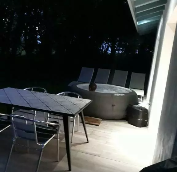 Aamiaismajoitus (B&B) Chambre D Hôtes Du Pin Avec Spa Privatif