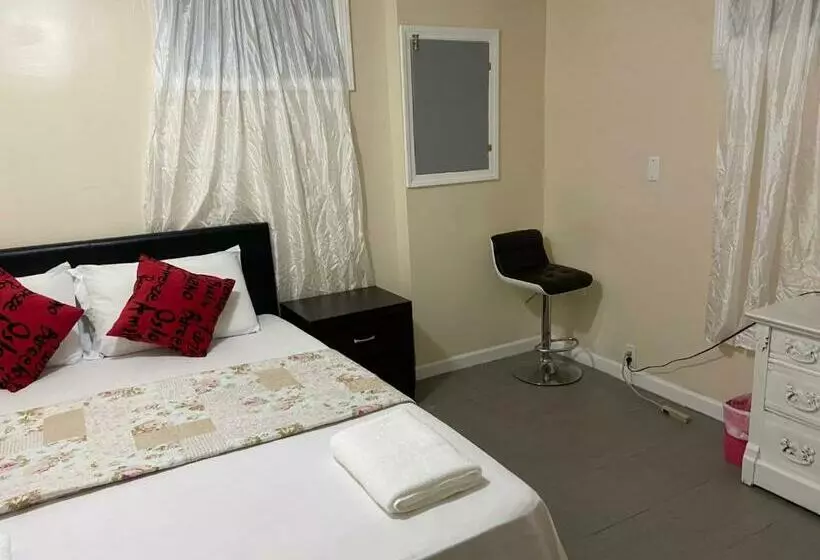 پانسیون A Private Room In Queens